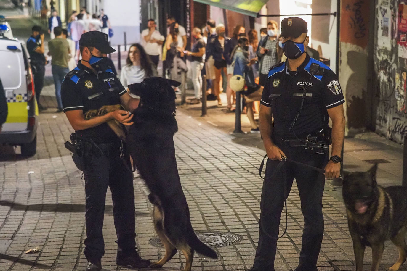 La presencia de los cuerpos y fuerzas de seguridad se dejó sentir este fin de semana en la capital cántabra. En Santander se realizó la madrugada del domingo un control especial de aforos, que a falta de que se recopile toda la información –el balance oficial se divulgará esta mañana–, se habría saldado, al menos, con seis denuncias. Los agentes desplegados, que completaron a los del turno de guardia, vigilaron las principales zonas del ocio nocturno de la ciudad multando a quienes no respetaron los aforos en el interior de los locales, por bailar en los mismos o por consumir en barra, cuestiones restringidas por las medidas anticovid. También se habría sancionado a quienes consumían de pie en los exteriores de los locales.