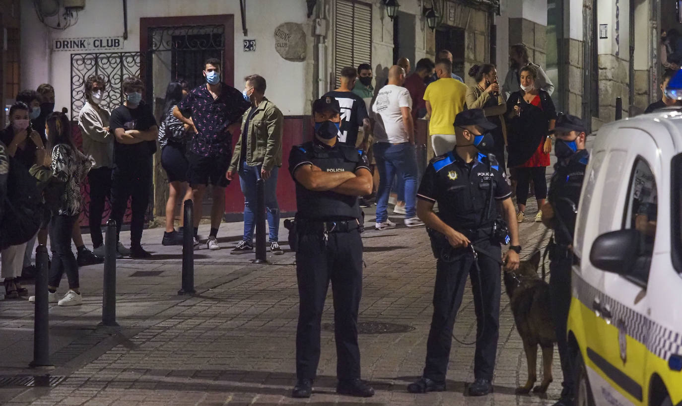 La presencia de los cuerpos y fuerzas de seguridad se dejó sentir este fin de semana en la capital cántabra. En Santander se realizó la madrugada del domingo un control especial de aforos, que a falta de que se recopile toda la información –el balance oficial se divulgará esta mañana–, se habría saldado, al menos, con seis denuncias. Los agentes desplegados, que completaron a los del turno de guardia, vigilaron las principales zonas del ocio nocturno de la ciudad multando a quienes no respetaron los aforos en el interior de los locales, por bailar en los mismos o por consumir en barra, cuestiones restringidas por las medidas anticovid. También se habría sancionado a quienes consumían de pie en los exteriores de los locales.