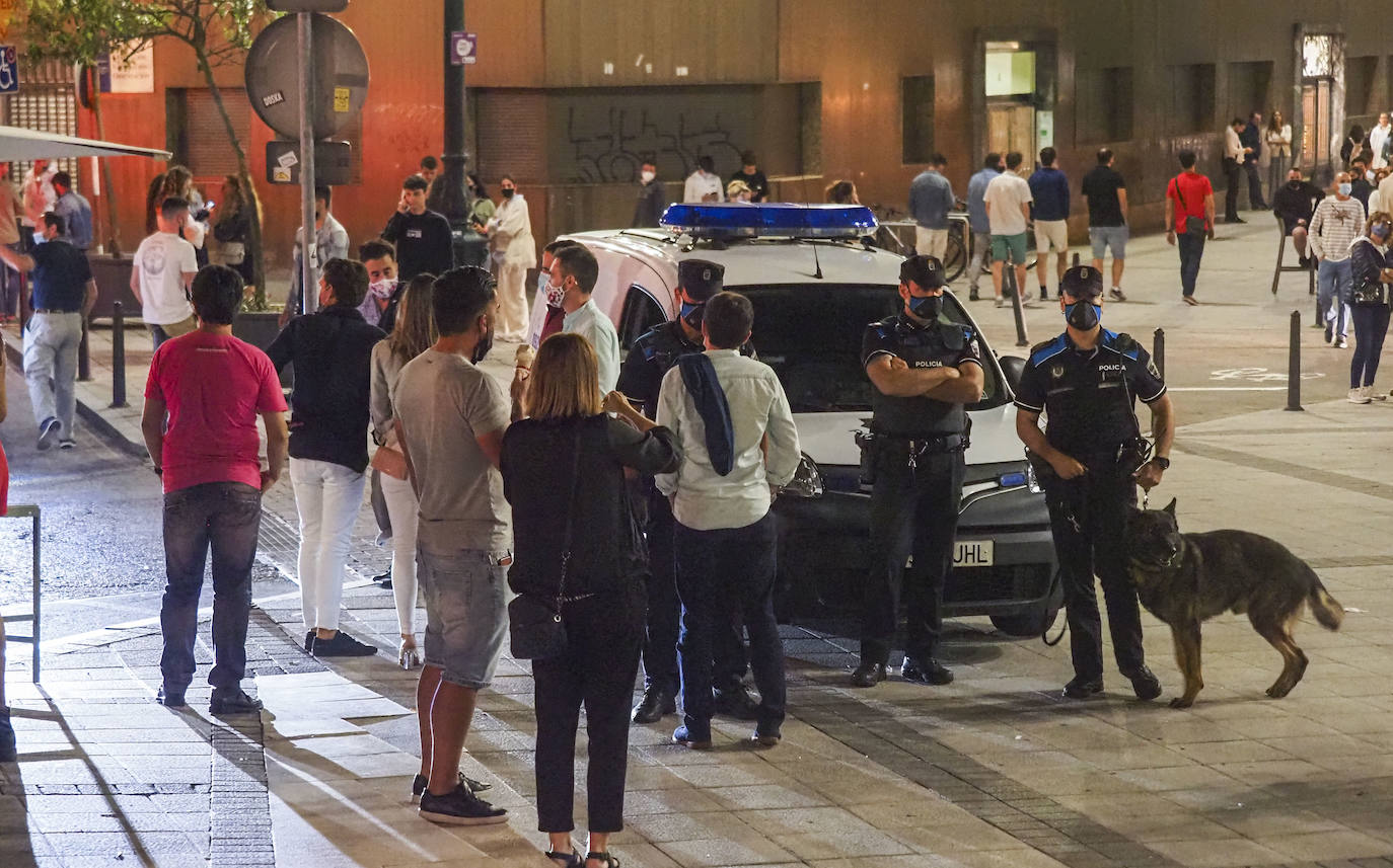 La presencia de los cuerpos y fuerzas de seguridad se dejó sentir este fin de semana en la capital cántabra. En Santander se realizó la madrugada del domingo un control especial de aforos, que a falta de que se recopile toda la información –el balance oficial se divulgará esta mañana–, se habría saldado, al menos, con seis denuncias. Los agentes desplegados, que completaron a los del turno de guardia, vigilaron las principales zonas del ocio nocturno de la ciudad multando a quienes no respetaron los aforos en el interior de los locales, por bailar en los mismos o por consumir en barra, cuestiones restringidas por las medidas anticovid. También se habría sancionado a quienes consumían de pie en los exteriores de los locales.