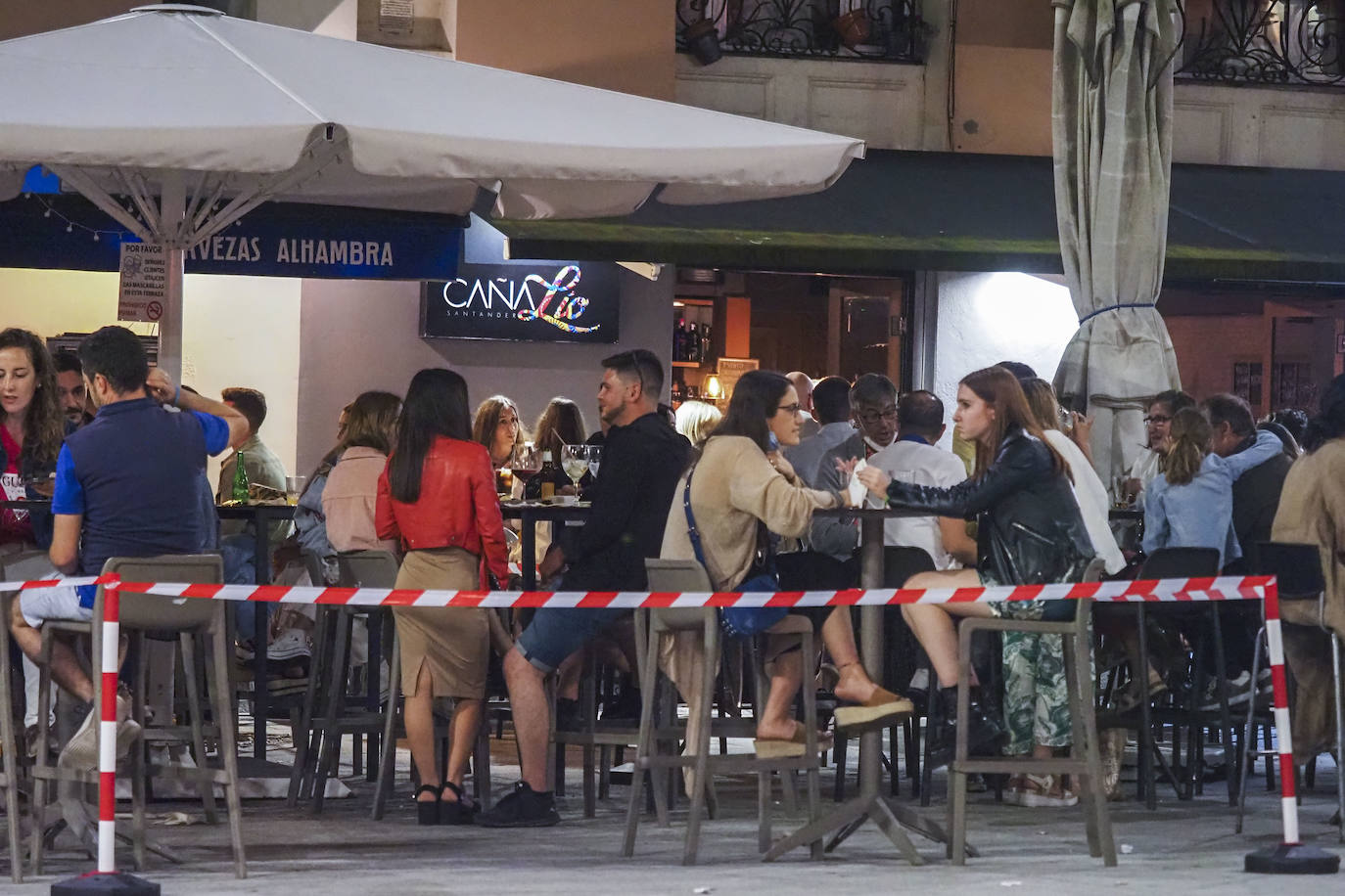 La presencia de los cuerpos y fuerzas de seguridad se dejó sentir este fin de semana en la capital cántabra. En Santander se realizó la madrugada del domingo un control especial de aforos, que a falta de que se recopile toda la información –el balance oficial se divulgará esta mañana–, se habría saldado, al menos, con seis denuncias. Los agentes desplegados, que completaron a los del turno de guardia, vigilaron las principales zonas del ocio nocturno de la ciudad multando a quienes no respetaron los aforos en el interior de los locales, por bailar en los mismos o por consumir en barra, cuestiones restringidas por las medidas anticovid. También se habría sancionado a quienes consumían de pie en los exteriores de los locales.