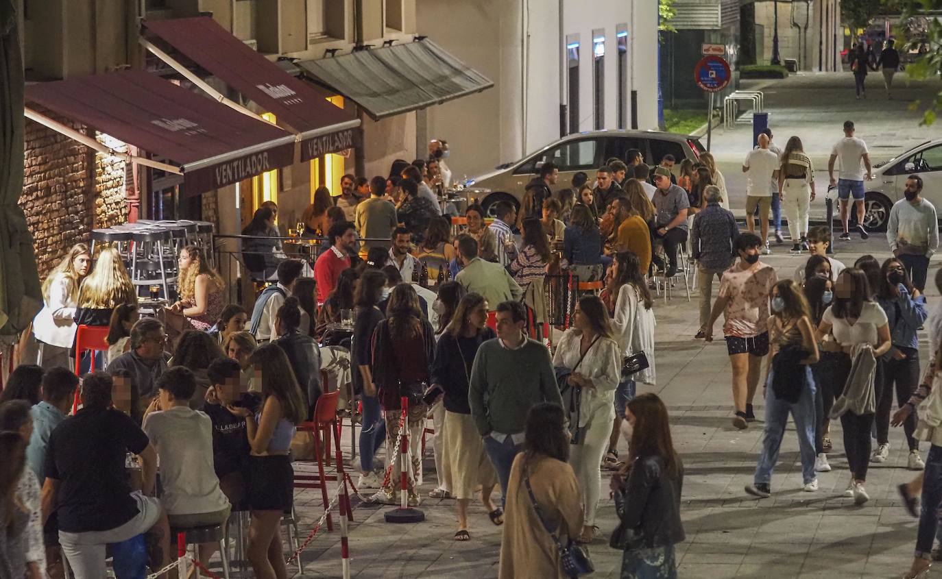 La presencia de los cuerpos y fuerzas de seguridad se dejó sentir este fin de semana en la capital cántabra. En Santander se realizó la madrugada del domingo un control especial de aforos, que a falta de que se recopile toda la información –el balance oficial se divulgará esta mañana–, se habría saldado, al menos, con seis denuncias. Los agentes desplegados, que completaron a los del turno de guardia, vigilaron las principales zonas del ocio nocturno de la ciudad multando a quienes no respetaron los aforos en el interior de los locales, por bailar en los mismos o por consumir en barra, cuestiones restringidas por las medidas anticovid. También se habría sancionado a quienes consumían de pie en los exteriores de los locales.