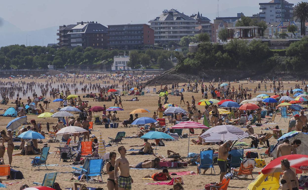 Así están este domingo las playas de El Sardinero.