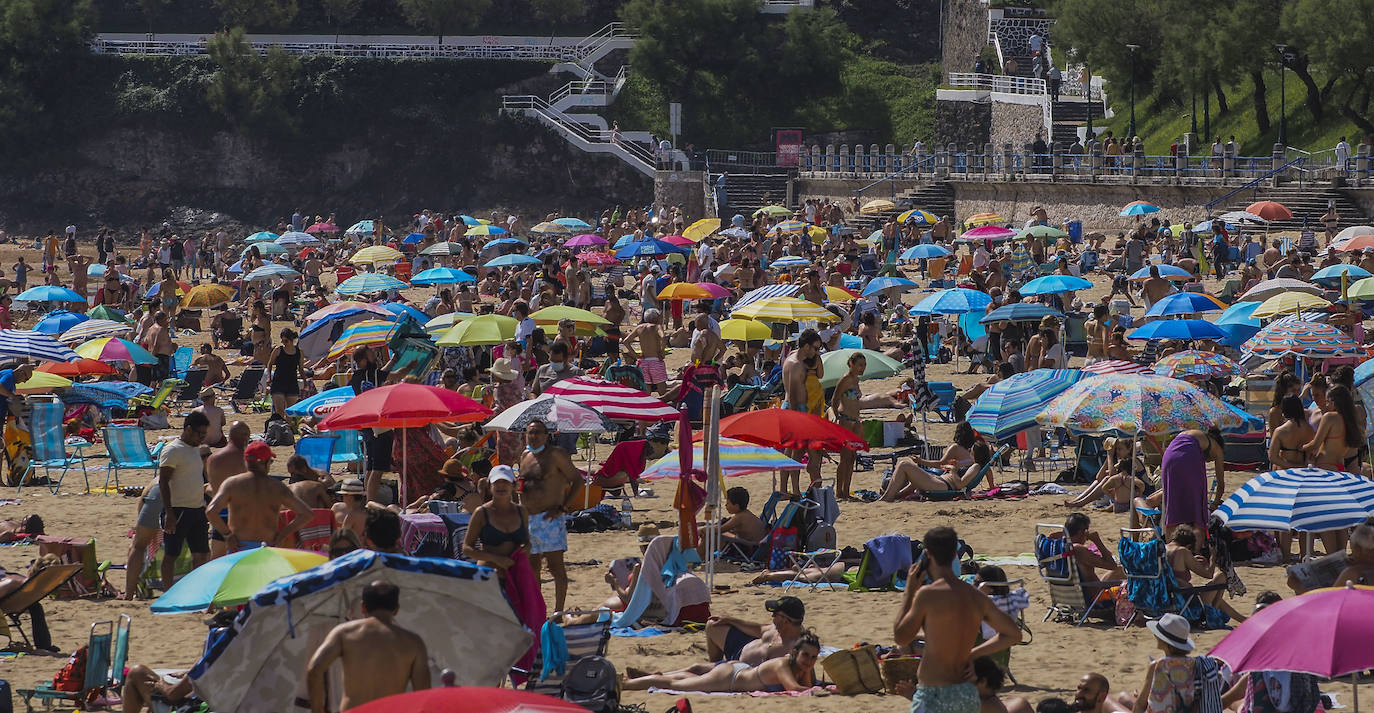 El buen tiempo ha animado a turistas y vecinos a acercarse a los arenales, a pesar de tener que esperar «una hora» para poder desplegar la toalla en la Segunda 