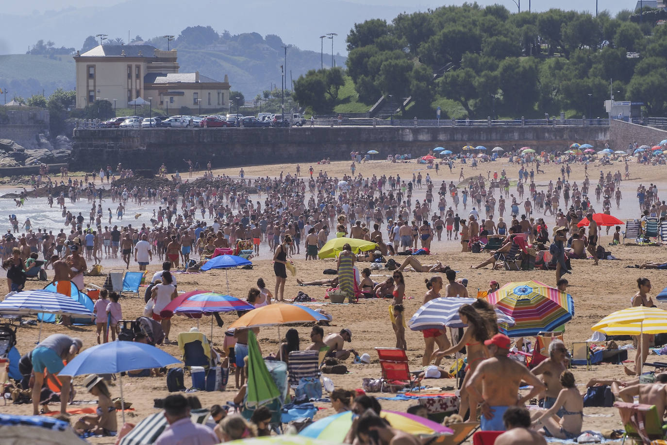 El buen tiempo ha animado a turistas y vecinos a acercarse a los arenales, a pesar de tener que esperar «una hora» para poder desplegar la toalla en la Segunda 