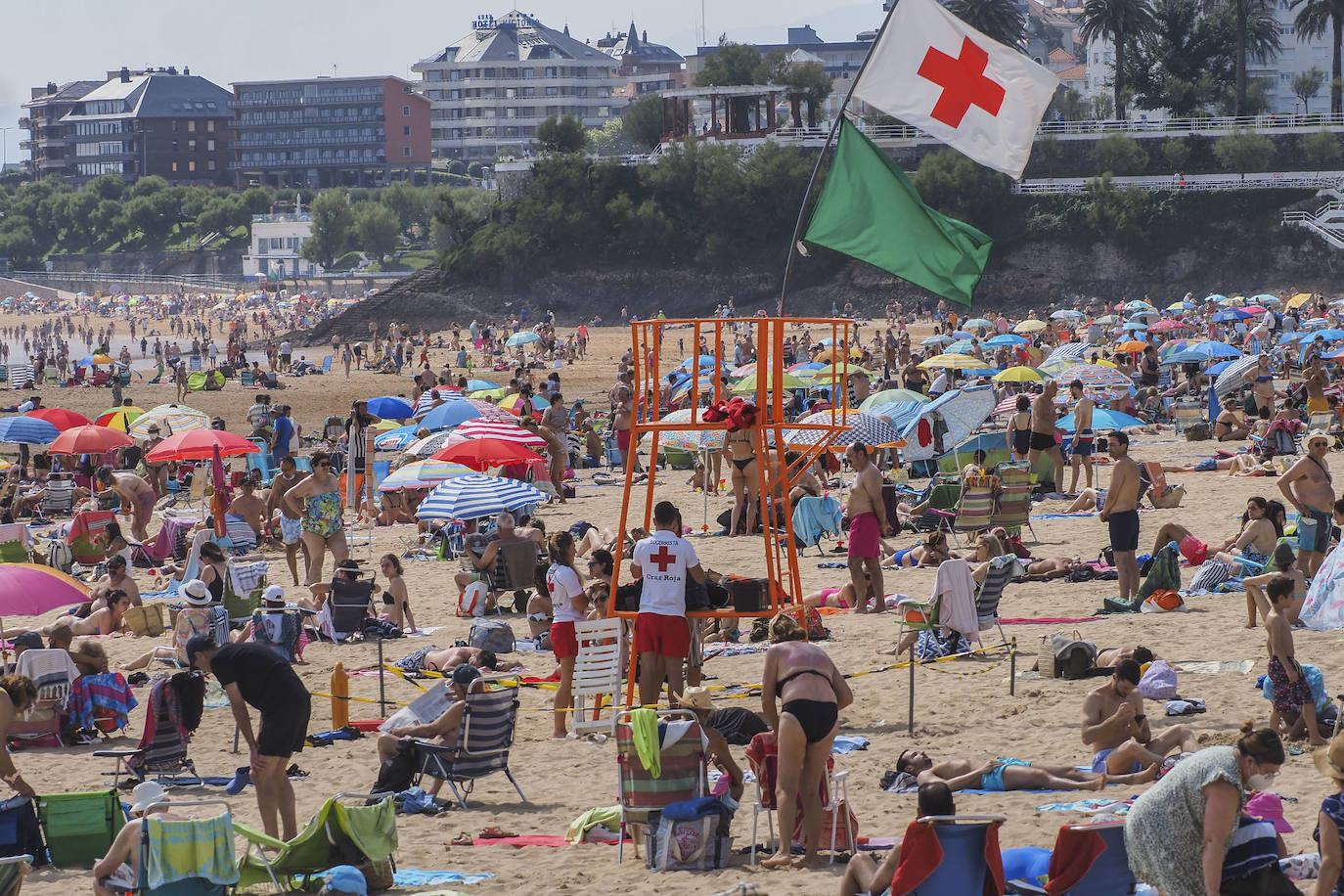 El buen tiempo ha animado a turistas y vecinos a acercarse a los arenales, a pesar de tener que esperar «una hora» para poder desplegar la toalla en la Segunda 