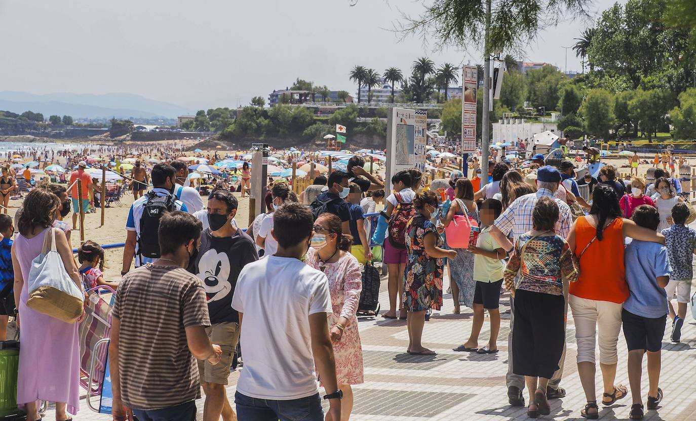 El buen tiempo ha animado a turistas y vecinos a acercarse a los arenales, a pesar de tener que esperar «una hora» para poder desplegar la toalla en la Segunda 