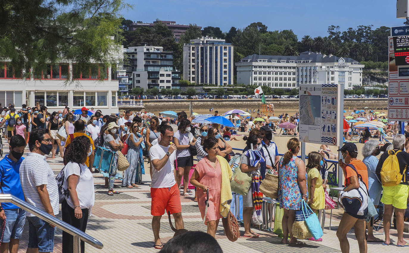 El buen tiempo ha animado a turistas y vecinos a acercarse a los arenales, a pesar de tener que esperar «una hora» para poder desplegar la toalla en la Segunda 