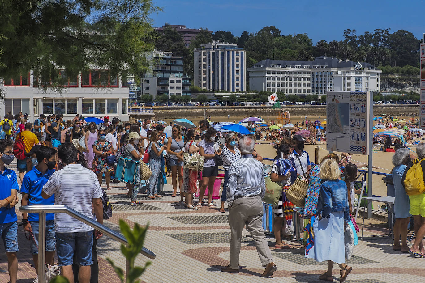 El buen tiempo ha animado a turistas y vecinos a acercarse a los arenales, a pesar de tener que esperar «una hora» para poder desplegar la toalla en la Segunda 