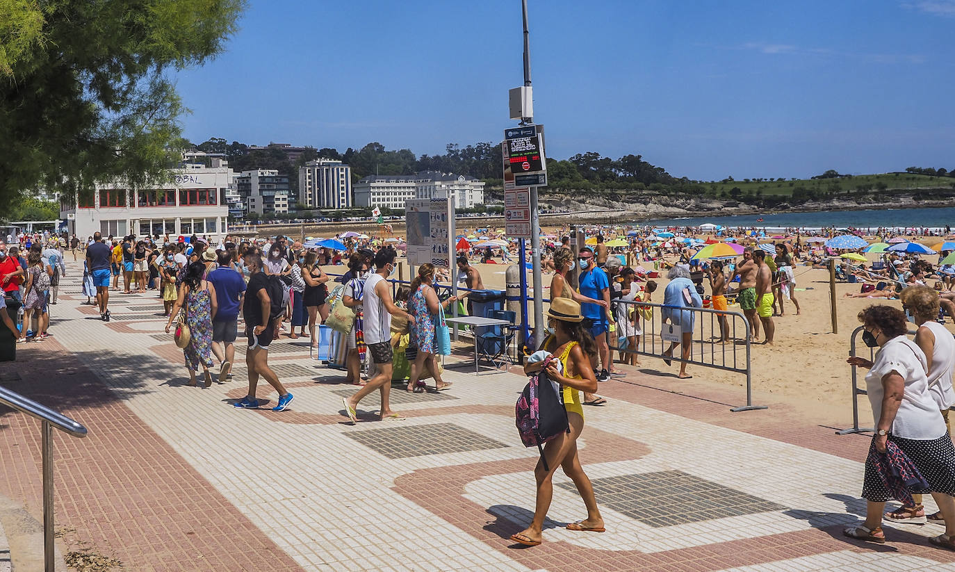 El buen tiempo ha animado a turistas y vecinos a acercarse a los arenales, a pesar de tener que esperar «una hora» para poder desplegar la toalla en la Segunda 