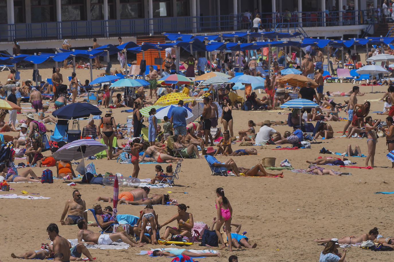 El buen tiempo ha animado a turistas y vecinos a acercarse a los arenales, a pesar de tener que esperar «una hora» para poder desplegar la toalla en la Segunda 