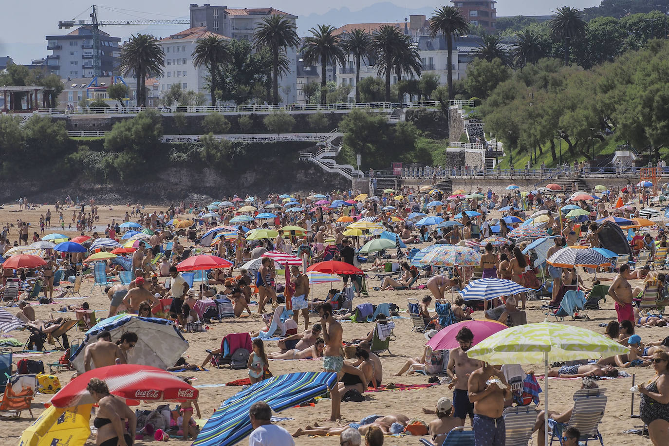 El buen tiempo ha animado a turistas y vecinos a acercarse a los arenales, a pesar de tener que esperar «una hora» para poder desplegar la toalla en la Segunda 