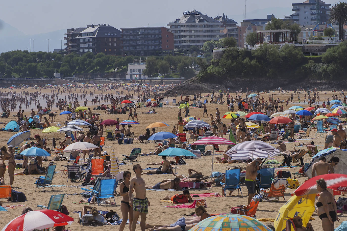 El buen tiempo ha animado a turistas y vecinos a acercarse a los arenales, a pesar de tener que esperar «una hora» para poder desplegar la toalla en la Segunda 