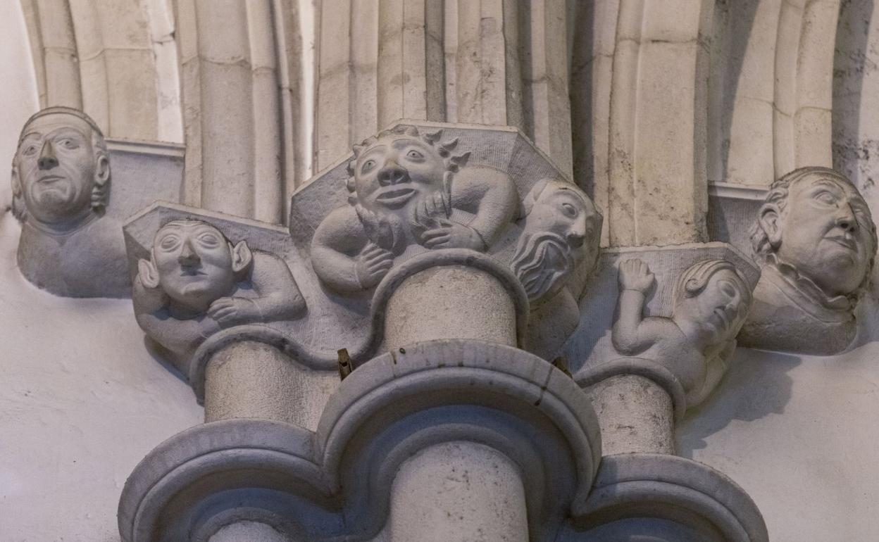 Capitel con los rostros de los obispos Don José López Crespo (vértice izq) y Don Vicente Calvo y Valero (derecha arriba), adornado por figuras de influencia gótica añadidas durante la reconstrucción.