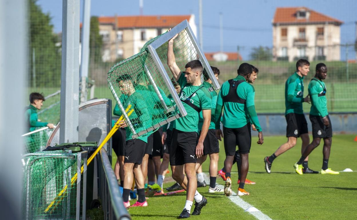 Álvaro Mantilla, en primer término, en un entrenamiento del pasado curso. El Racing inicia hoy, con test de antígenos y análisis físicos, la vuelta al trabajo. daniel pedriza