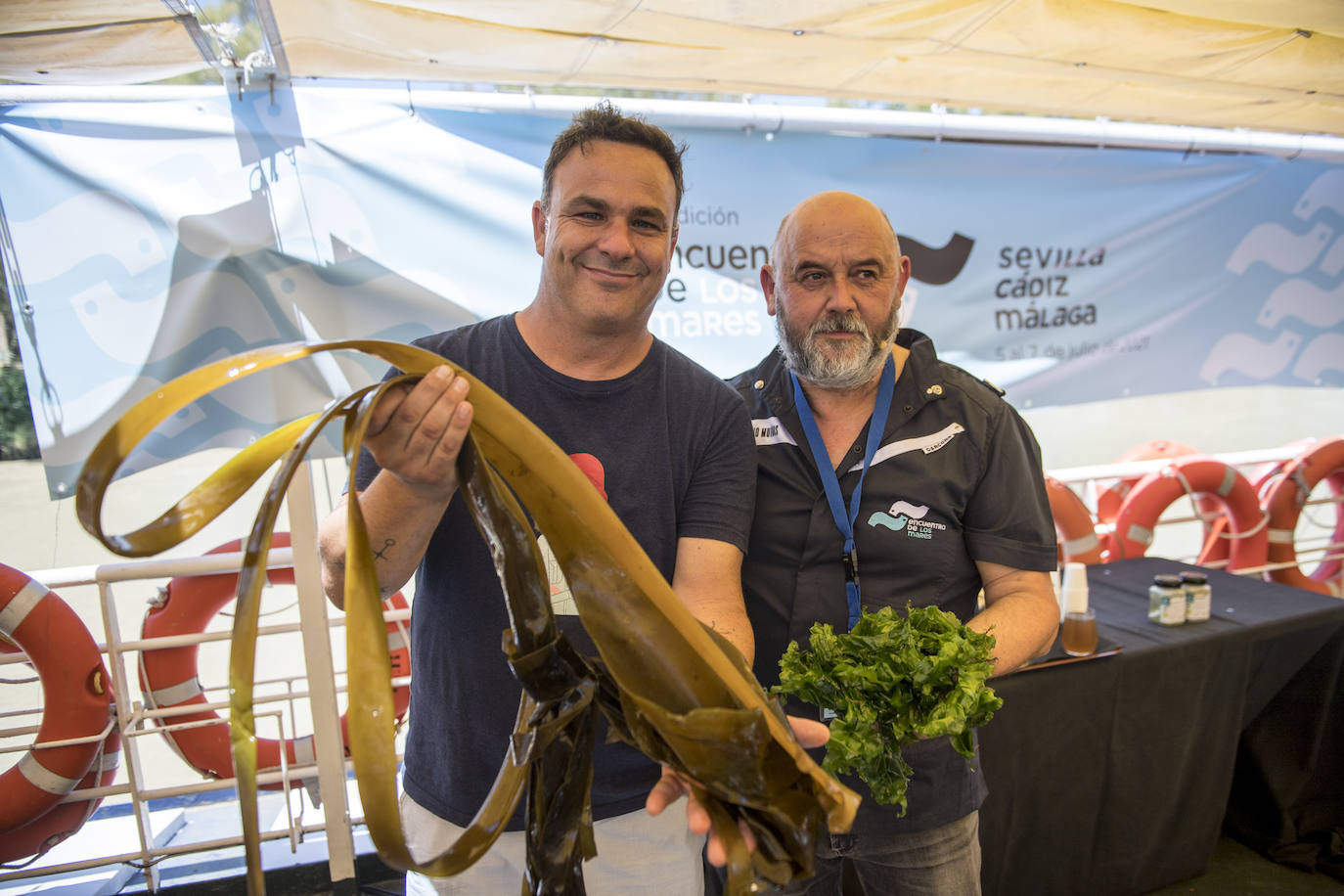 Sevilla, Cádiz y Málaga han acogido la tercera edición del Encuentro de los Mares, un congreso itinerante e interactivo que en esta ocasión ha abordado aspectos relacionados con la reforestación marítima y los beneficios que se derivan de ella y ha estrechado vínculos entre científicos, chefs, pescadores, periodistas y responsables de empresas, todos ellos comprometidos con la sostenibilidad. Porque el futuro de la humanidad, en gran medida, pasa por los océanos y, en función del estado de salud que éstos presenten, la población podrá seguir alimentándose, genera riqueza y bienestar. Como señaló Benjamín Lana, presidente de la división de Gastronomía de Vocento, grupo organizador del evento, «lo que le pase al mar es lo que nos pasará a nosotros como especie». Y en este contexto, la gastronomía cuenta con una importante influencia social, ya que la cocina necesita a la ciencia y a la ciencia le viene muy bien la cocina porque le da visibilidad. 