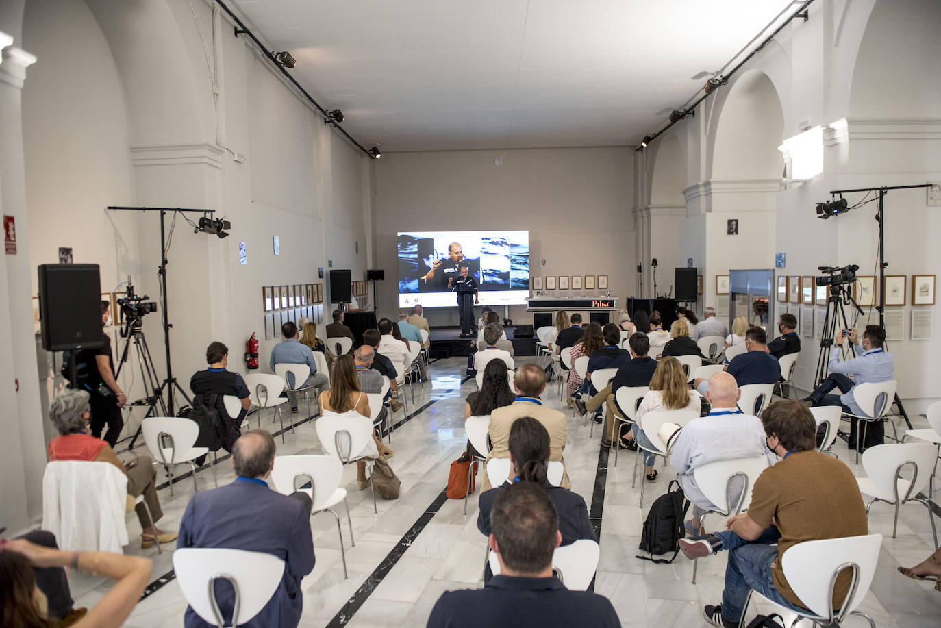 Sevilla, Cádiz y Málaga han acogido la tercera edición del Encuentro de los Mares, un congreso itinerante e interactivo que en esta ocasión ha abordado aspectos relacionados con la reforestación marítima y los beneficios que se derivan de ella y ha estrechado vínculos entre científicos, chefs, pescadores, periodistas y responsables de empresas, todos ellos comprometidos con la sostenibilidad. Porque el futuro de la humanidad, en gran medida, pasa por los océanos y, en función del estado de salud que éstos presenten, la población podrá seguir alimentándose, genera riqueza y bienestar. Como señaló Benjamín Lana, presidente de la división de Gastronomía de Vocento, grupo organizador del evento, «lo que le pase al mar es lo que nos pasará a nosotros como especie». Y en este contexto, la gastronomía cuenta con una importante influencia social, ya que la cocina necesita a la ciencia y a la ciencia le viene muy bien la cocina porque le da visibilidad. 