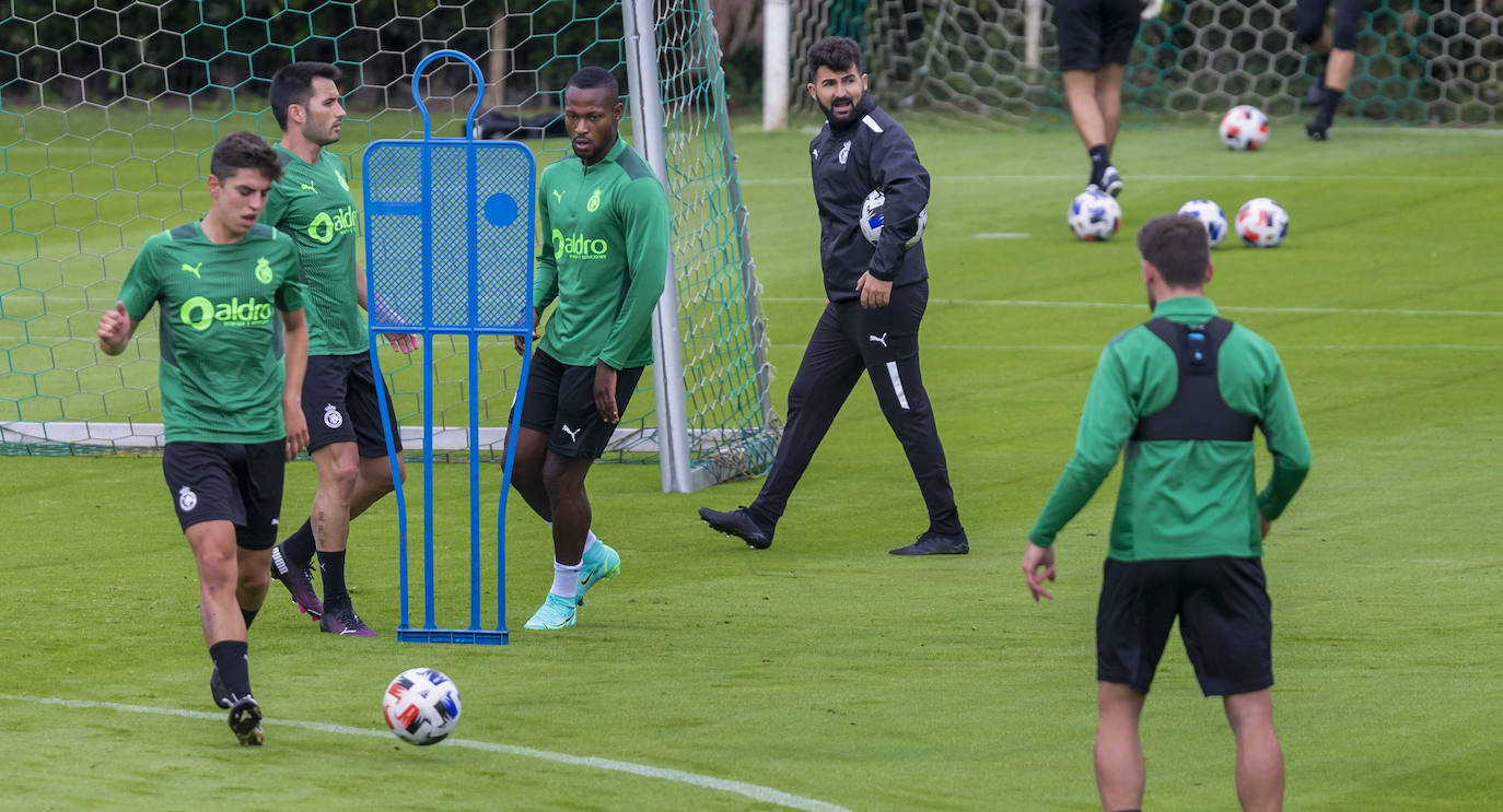 Los jugadores inician la pretemporada tras someterse a pruebas covid y disputarán siete partidos amistosos para llegar en «óptimas condiciones» a su debut liguero. El primer ensayo estival será ante el Sporting B en Galizano el viernes 23 de julio, a las 19.00 horas