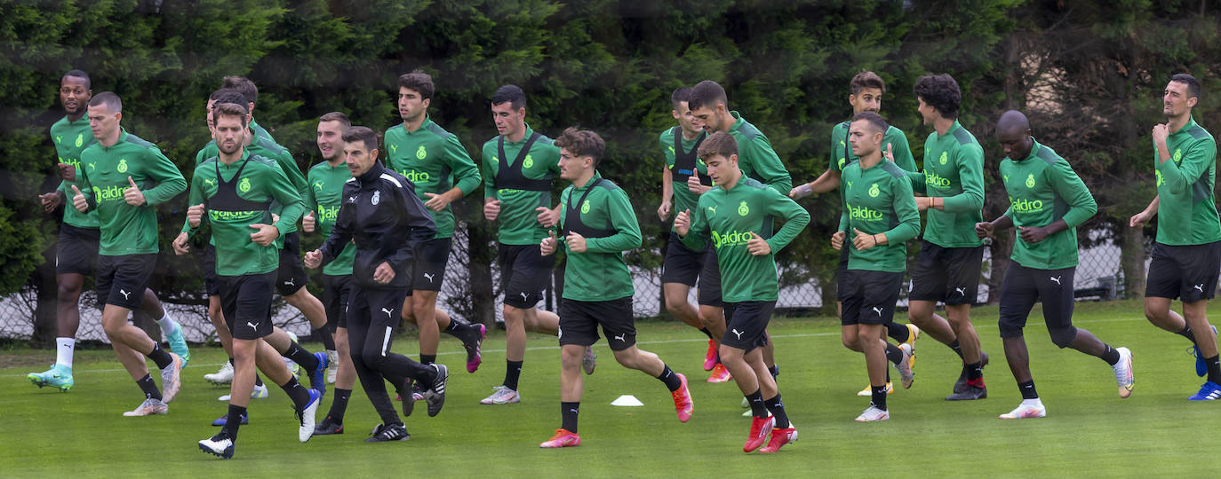 Los jugadores inician la pretemporada tras someterse a pruebas covid y disputarán siete partidos amistosos para llegar en «óptimas condiciones» a su debut liguero. El primer ensayo estival será ante el Sporting B en Galizano el viernes 23 de julio, a las 19.00 horas