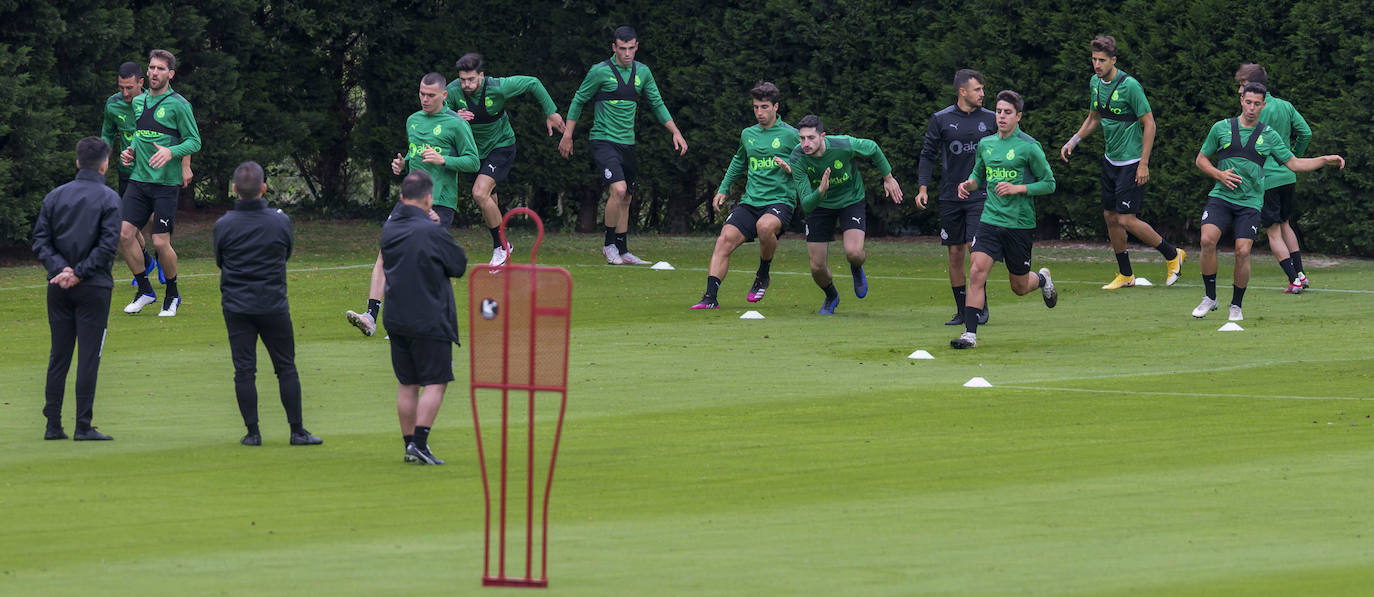 Los jugadores inician la pretemporada tras someterse a pruebas covid y disputarán siete partidos amistosos para llegar en «óptimas condiciones» a su debut liguero. El primer ensayo estival será ante el Sporting B en Galizano el viernes 23 de julio, a las 19.00 horas