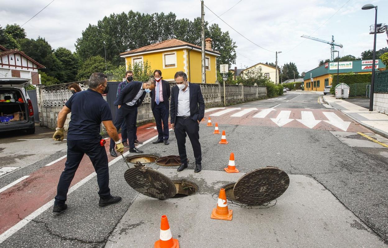 José Luis Gochicoa, junto a Javier López Estrada y José Manuel Cruz Viadero, durante la visita de ayer a Duález. 