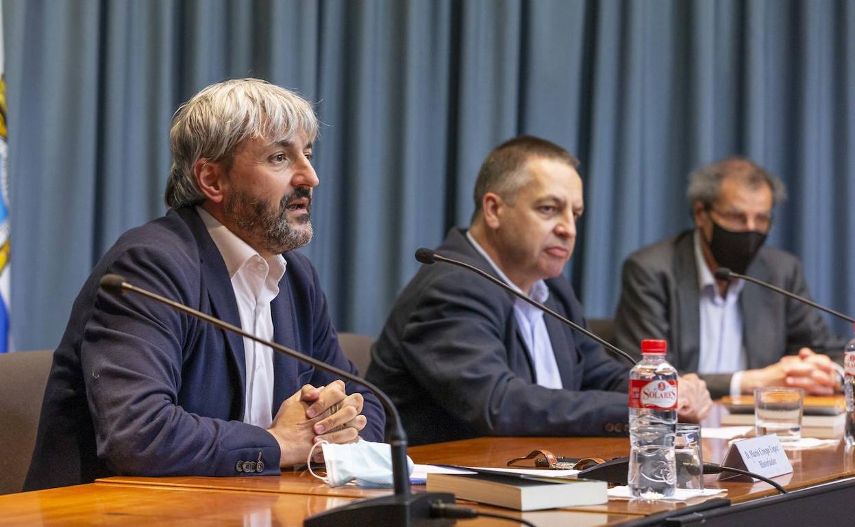 Mario Crespo durante su intervención, acompañado de Íñigo Noriega y Manuel Ángel Castañeda