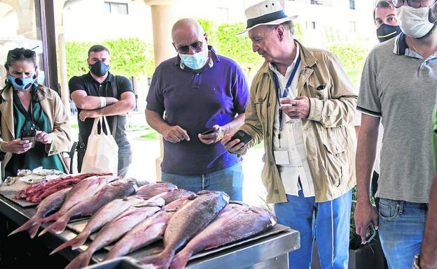 Imagen. Muestra de pescados antes de pasar por la brasa en el restaurante Cataria del Hotel Barceló Andalucía Playa de Sancti Petri. 