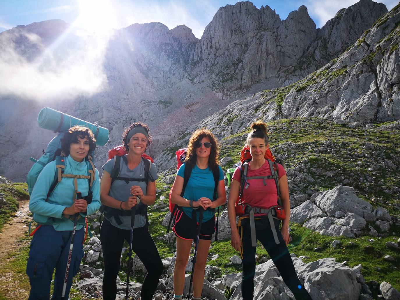 Pertenecen al grupo de Facebook 'Montaña en Femenino' y se han conocido para disfrutar de esta experiencia. Durante el camino confiesan que se han cruzado con montañeros a los que «les chocaba vernos juntas en el monte o, más bien, sin una figura masculina que tutelase al grupo»