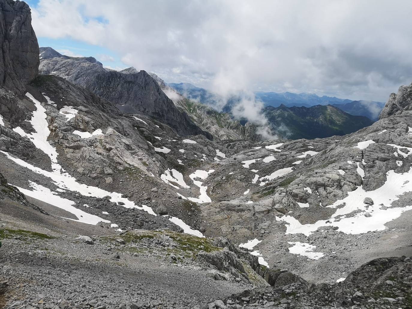 Pertenecen al grupo de Facebook 'Montaña en Femenino' y se han conocido para disfrutar de esta experiencia. Durante el camino confiesan que se han cruzado con montañeros a los que «les chocaba vernos juntas en el monte o, más bien, sin una figura masculina que tutelase al grupo»