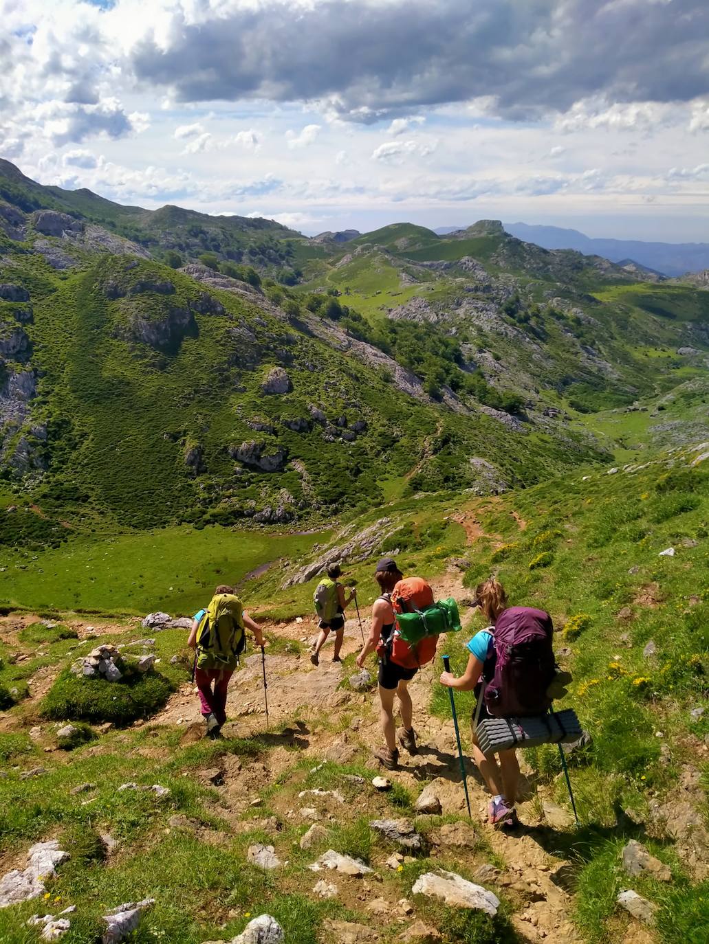 Pertenecen al grupo de Facebook 'Montaña en Femenino' y se han conocido para disfrutar de esta experiencia. Durante el camino confiesan que se han cruzado con montañeros a los que «les chocaba vernos juntas en el monte o, más bien, sin una figura masculina que tutelase al grupo»