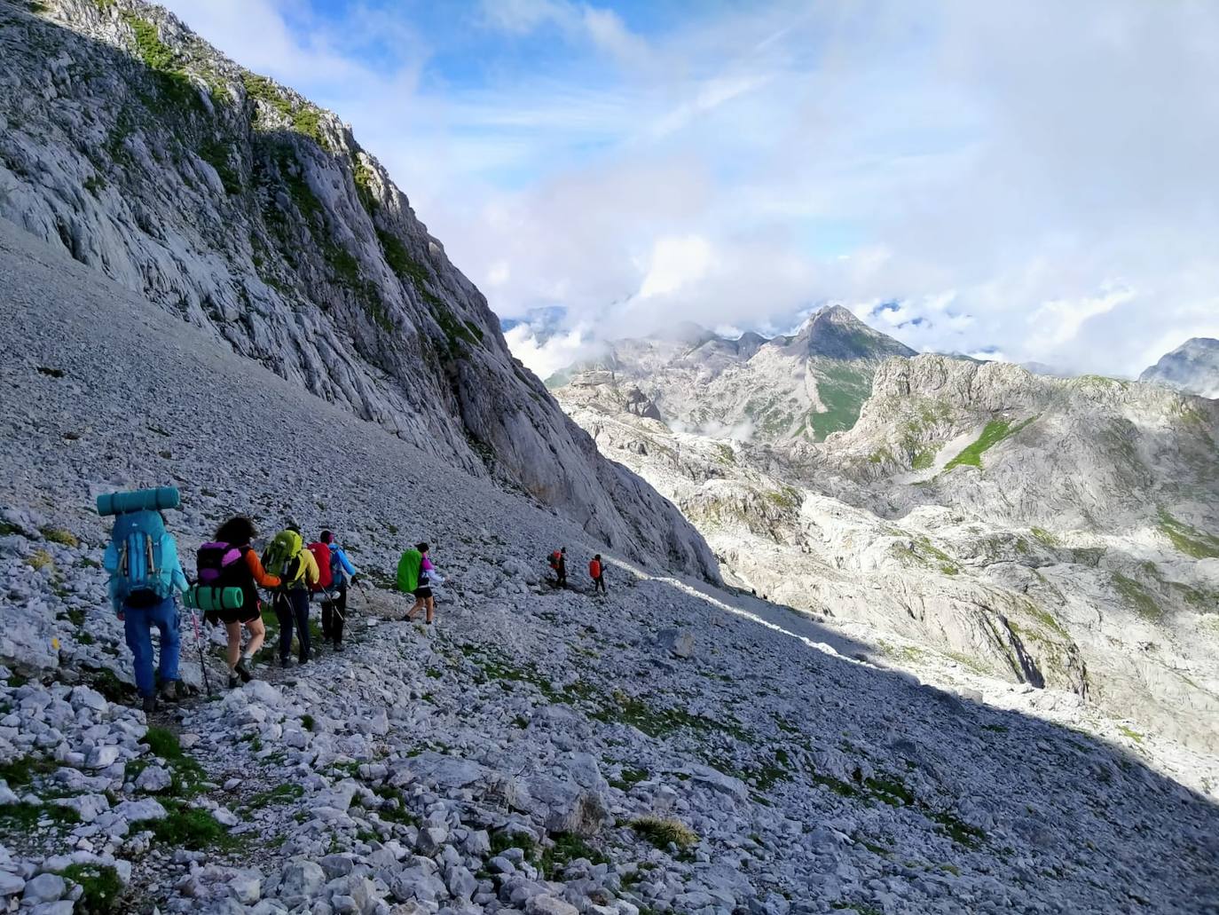 Pertenecen al grupo de Facebook 'Montaña en Femenino' y se han conocido para disfrutar de esta experiencia. Durante el camino confiesan que se han cruzado con montañeros a los que «les chocaba vernos juntas en el monte o, más bien, sin una figura masculina que tutelase al grupo»