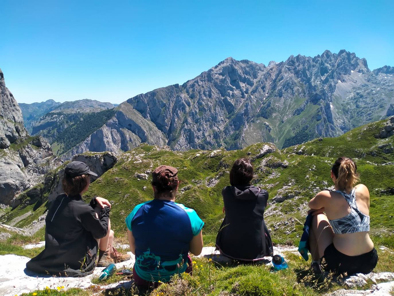 Pertenecen al grupo de Facebook 'Montaña en Femenino' y se han conocido para disfrutar de esta experiencia. Durante el camino confiesan que se han cruzado con montañeros a los que «les chocaba vernos juntas en el monte o, más bien, sin una figura masculina que tutelase al grupo»