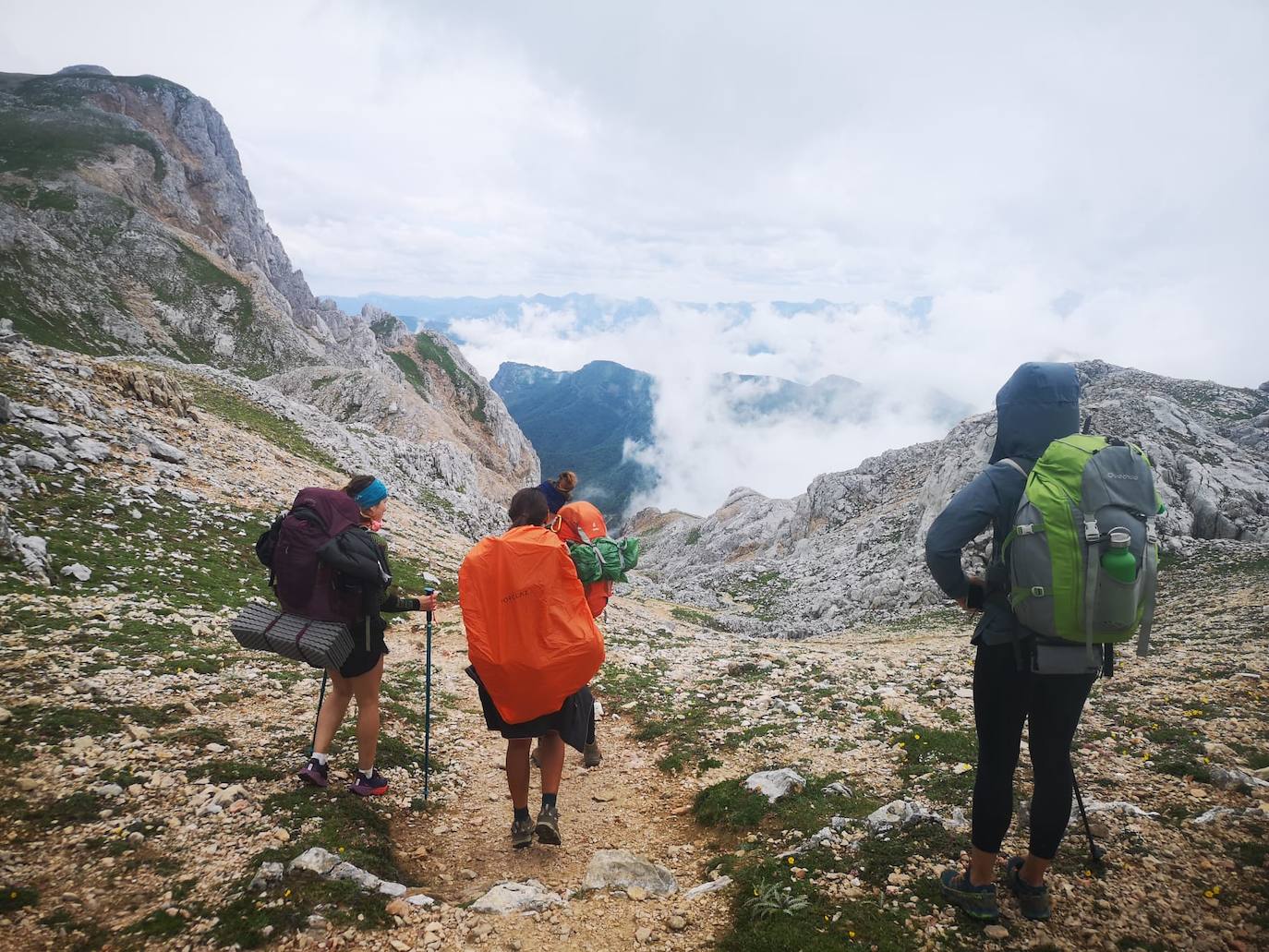 Pertenecen al grupo de Facebook 'Montaña en Femenino' y se han conocido para disfrutar de esta experiencia. Durante el camino confiesan que se han cruzado con montañeros a los que «les chocaba vernos juntas en el monte o, más bien, sin una figura masculina que tutelase al grupo»