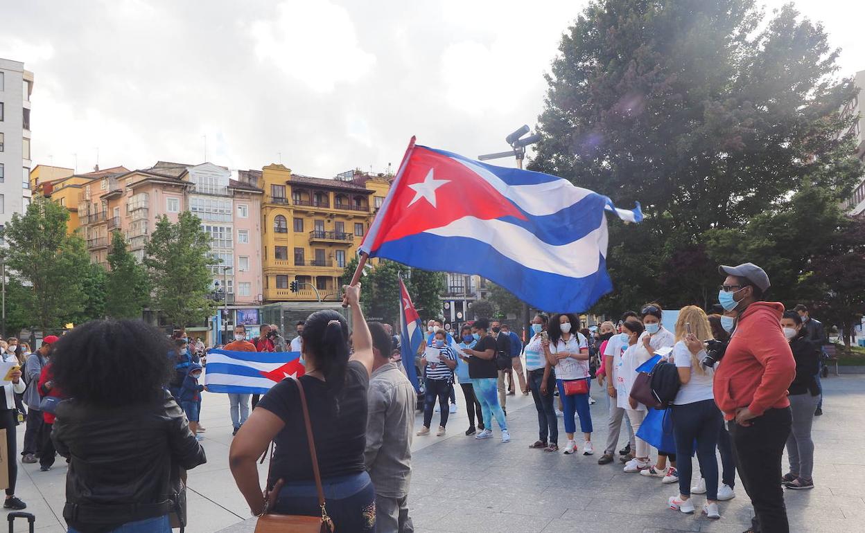 Concentración, ayer, en Santander, en apoyo de las protestas en Cuba.