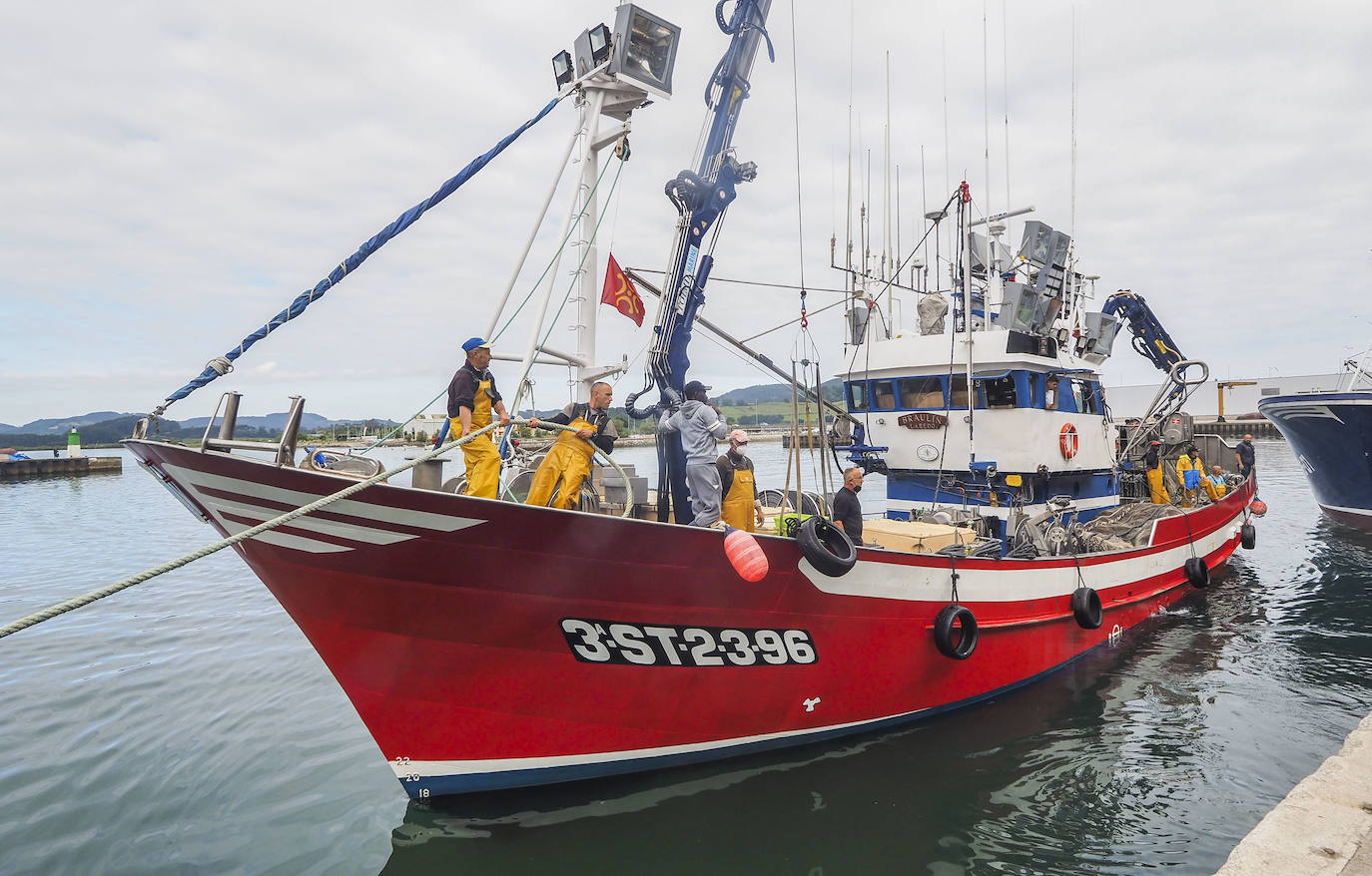 Pesquero Braulio, de Laredo, que también ha ayudado en la búsqueda del marinero desaparecido durante la madrugada