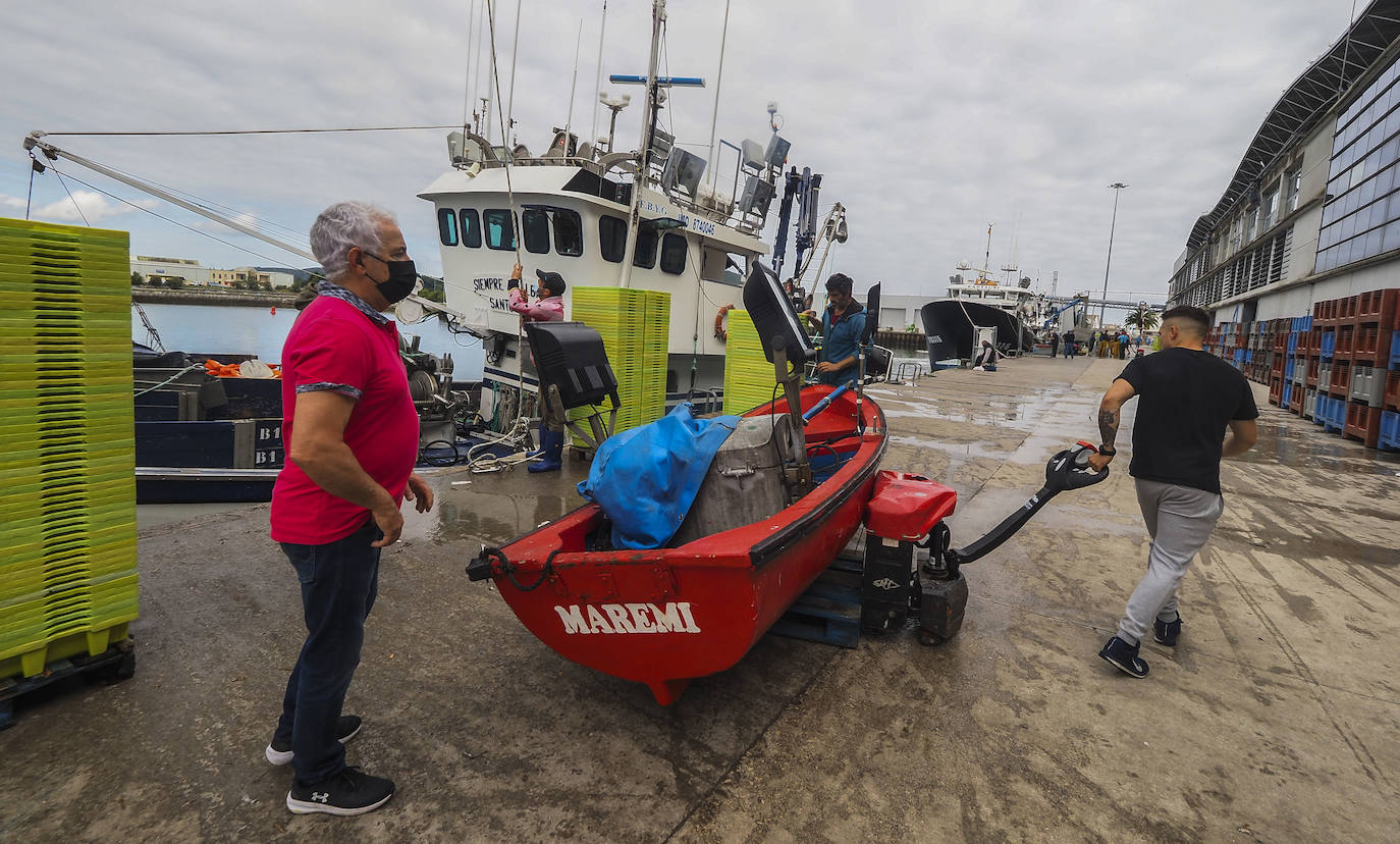 Momento en el que el Siempre al Alba, pesquero que rescató a cinco de los tripulantes del Maremi, llega al puerto de Santoña con un bote del barco siniestrado y chalecos salvavidas de los marineros, material que pudieron sacar del agua