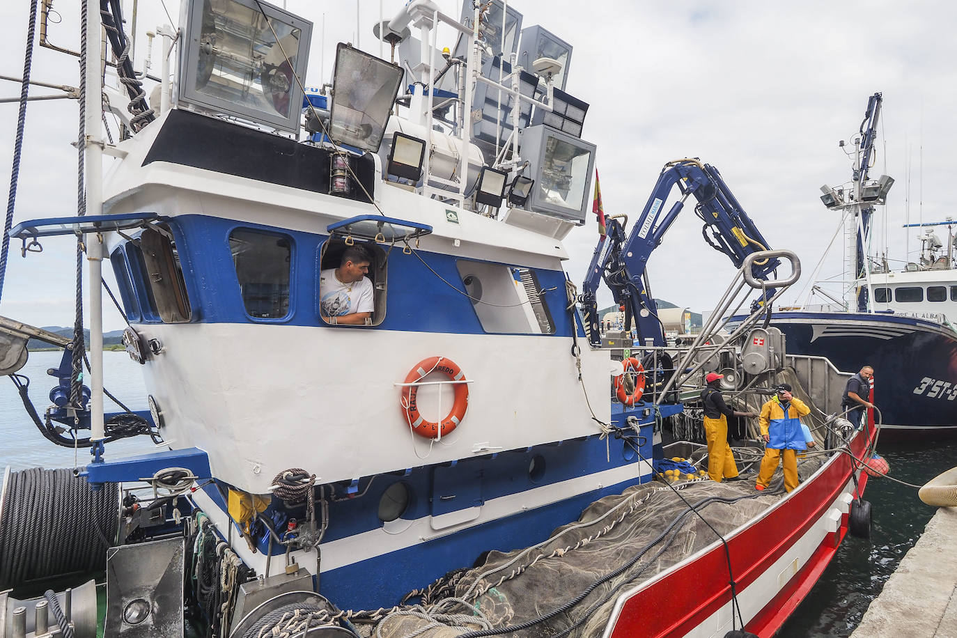 Momento en el que el Siempre al Alba, pesquero que rescató a cinco de los tripulantes del Maremi, llega al puerto de Santoña con un bote del barco siniestrado y chalecos salvavidas de los marineros, material que pudieron sacar del agua