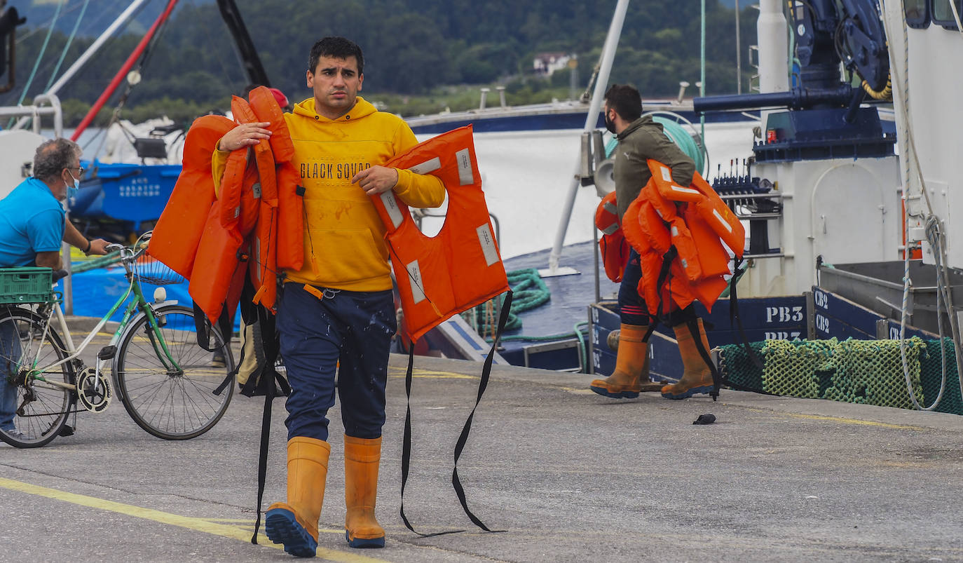 Momento en el que el Siempre al Alba, pesquero que rescató a cinco de los tripulantes del Maremi, llega al puerto de Santoña con un bote del barco siniestrado y chalecos salvavidas de los marineros, material que pudieron sacar del agua