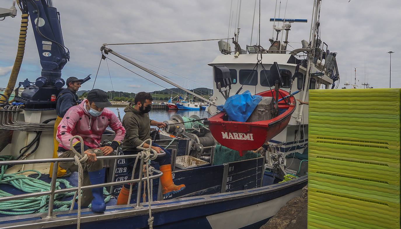 Momento en el que el Siempre al Alba, pesquero que rescató a cinco de los tripulantes del Maremi, llega al puerto de Santoña con un bote del barco siniestrado y chalecos salvavidas de los marineros, material que pudieron sacar del agua