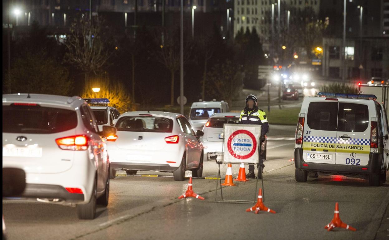 Control de la Policía Local para la prevención del consumo de alcohol y drogas entre los conductores en Santander