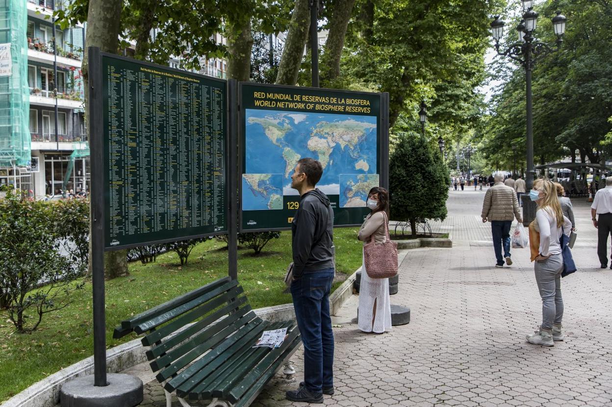 La exposición fotográfica se extiende a lo largo de la Alameda. 