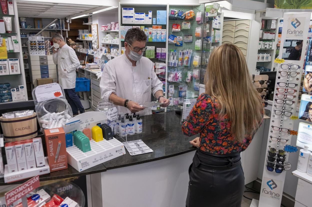 Los farmacéuticos celebran la venta sin receta de los test de autodiagnóstico