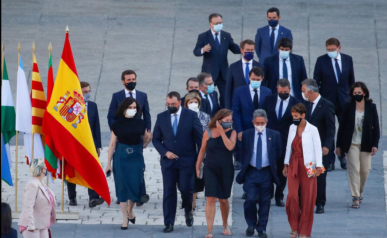 El presidente regional, Miguel Ángel Revilla, junto al resto de dirigentes autonómicos y representantes del Estado durante el homenaje a las víctimas de la pandemia, celebrado este jueves en el Palacio Real de Madrid 