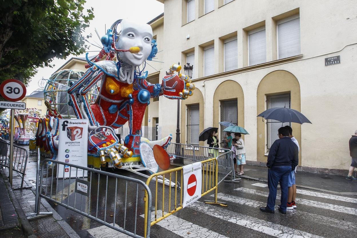 Carrozas expuestas en la Avenida de España durante las fiestas de La Patrona de 2019. 