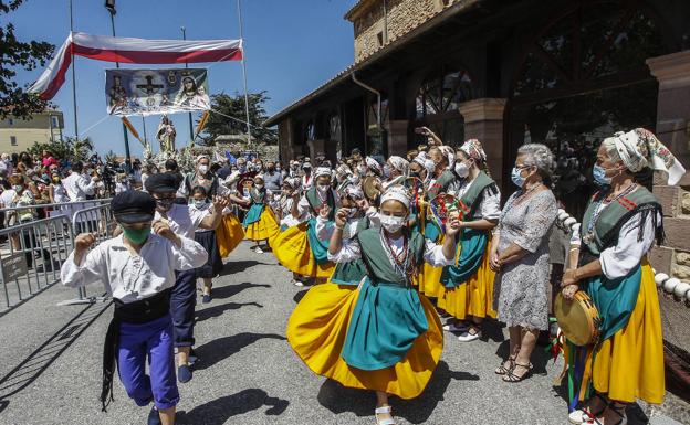 Desfile en Suances