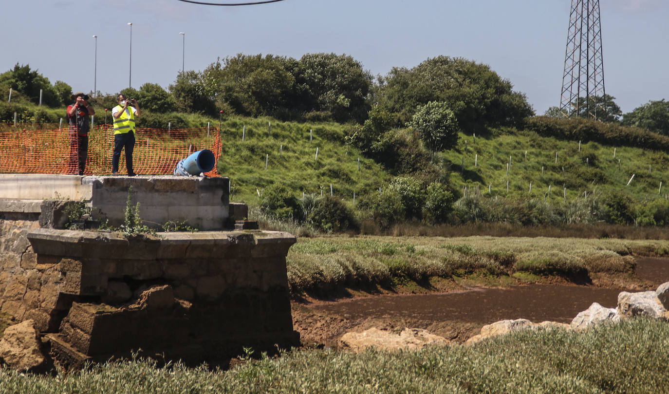 Fotos: Obras Públicas retira el puente de hierro