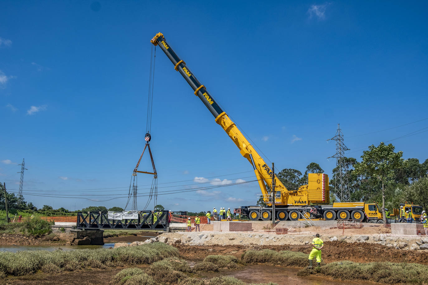 Fotos: Obras Públicas retira el puente de hierro