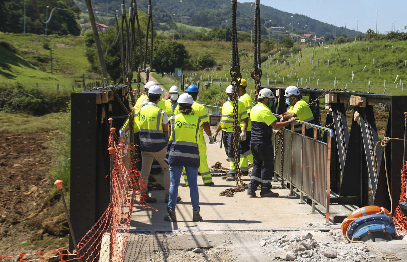 Fotos: Obras Públicas retira el puente de hierro