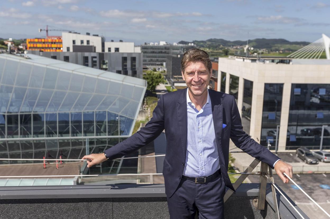 Manuel Pérez, director general de WSP Spain, el viernes en la azotea de la sede que la multinacional tiene en el Parque Científico y Tecnológico de Cantabria. 