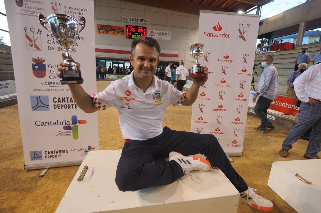 Óscar González posa con sus trofeos tras ganar el Campeonato Regional en La Cavada. 