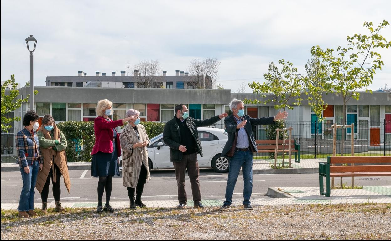 Visita de la consejera Marina Lombó con representantes municipales. 
